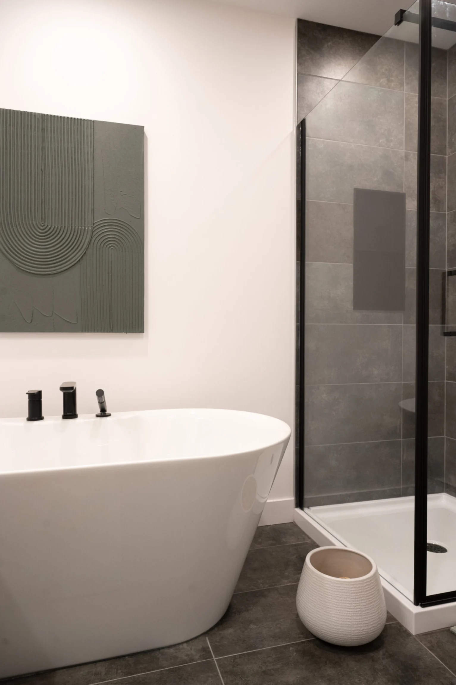Salle de bain feutrée avec baignoire autoportante.