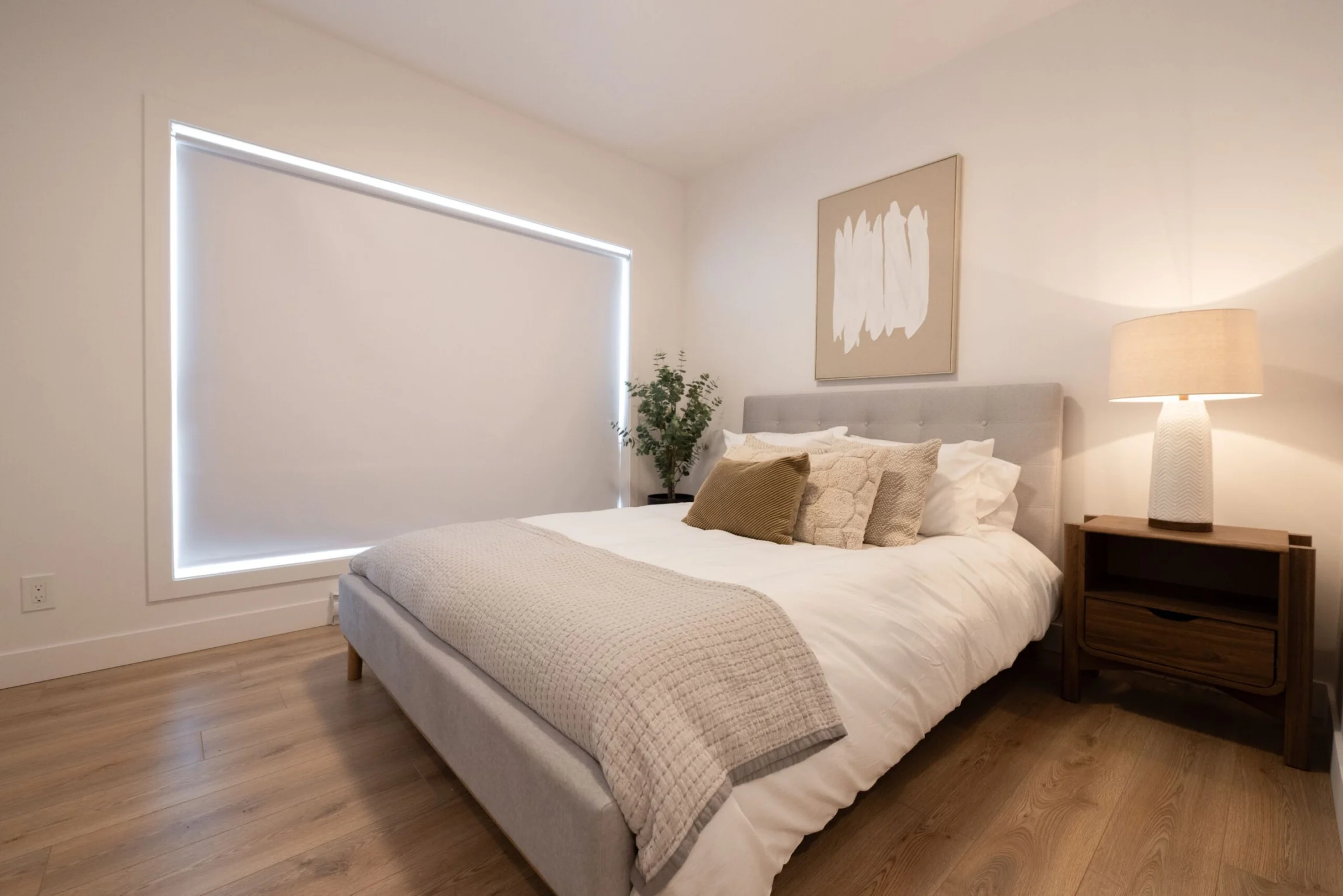 Chambre aux teintes neutres et au linge doux.