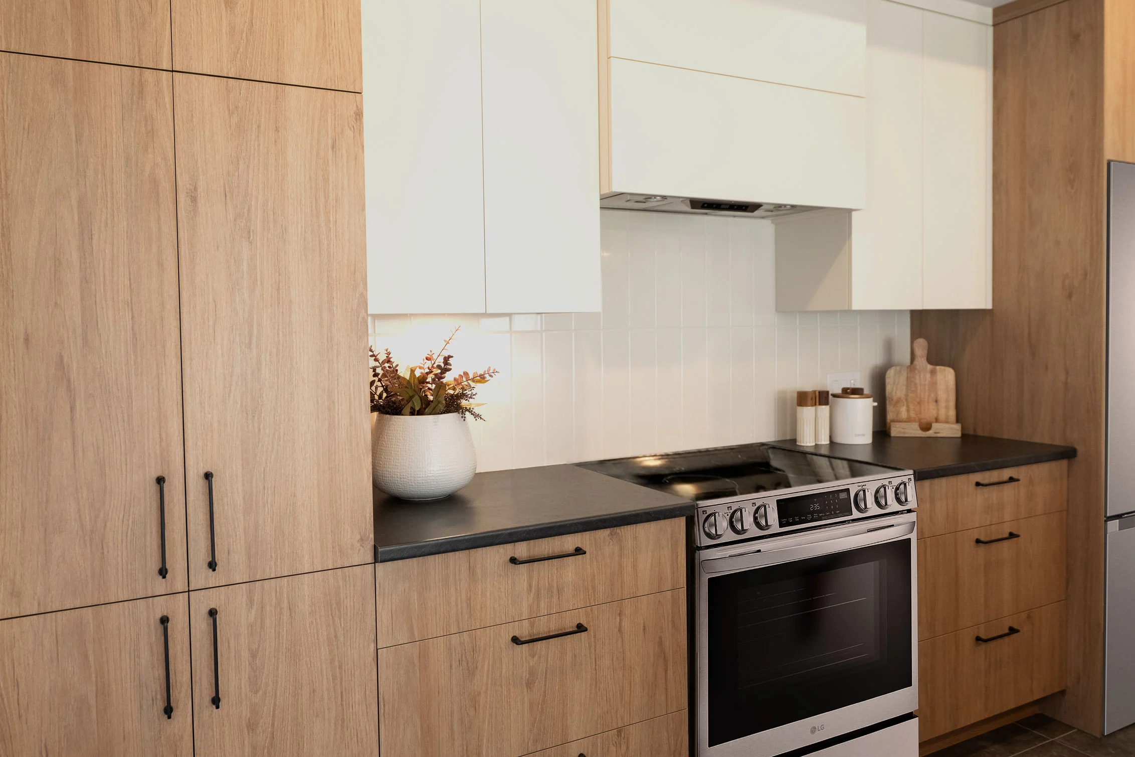 Détail de cuisine : cabinetterie et cuisinière, matériaux nobles.