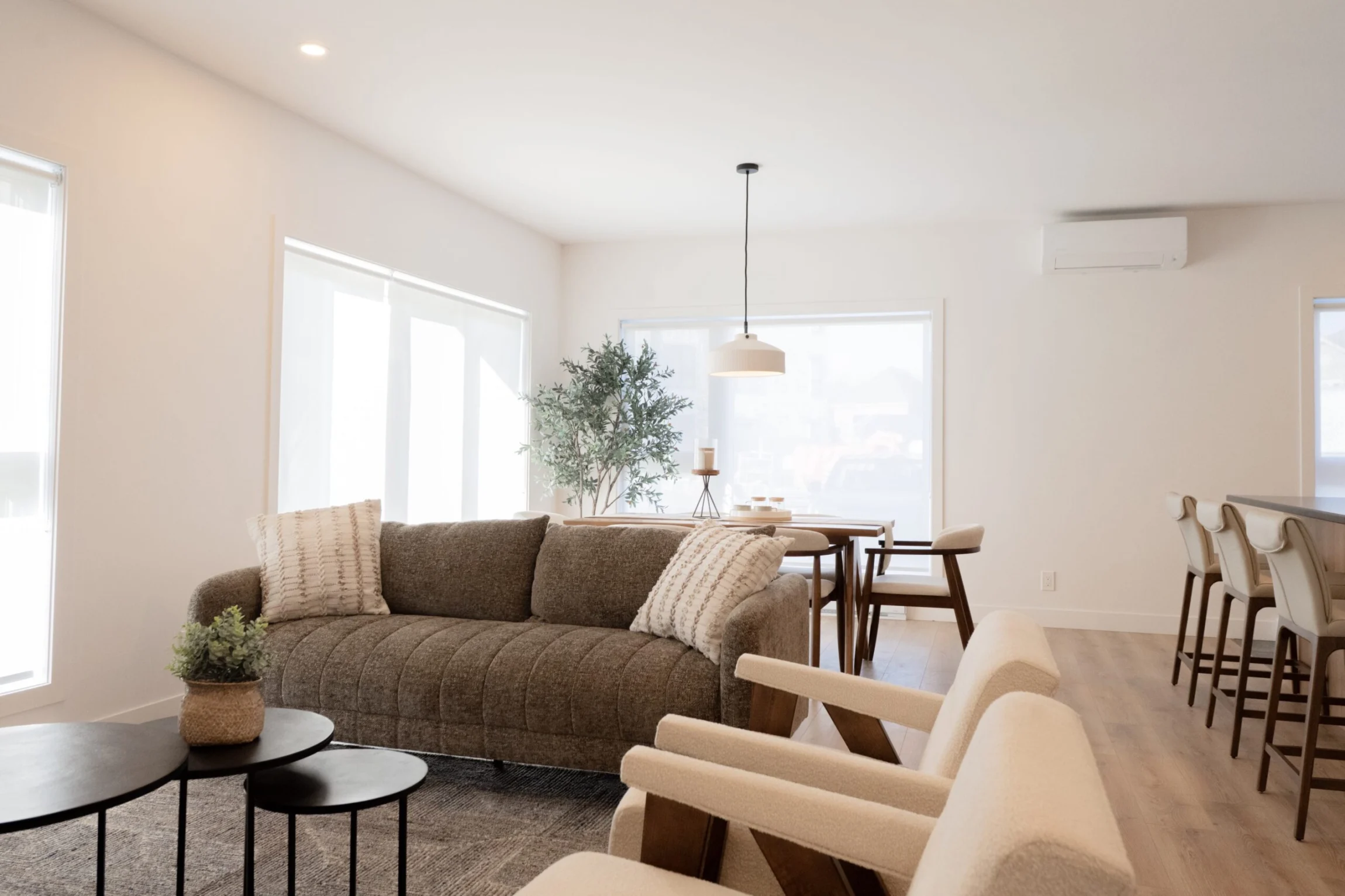 Aire de vie d'un condo du Quartier Horizon : revêtement de sol vinyle premium et grande fenestration.